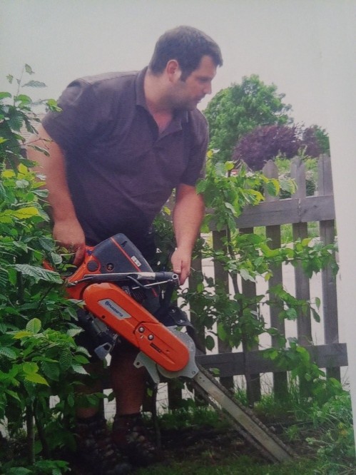 Josef Gerr bei der Gartenpflege