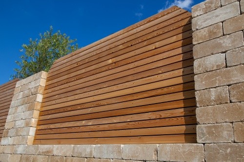 Sichtschutz-Mauer aus Naturstein und Holzlatten