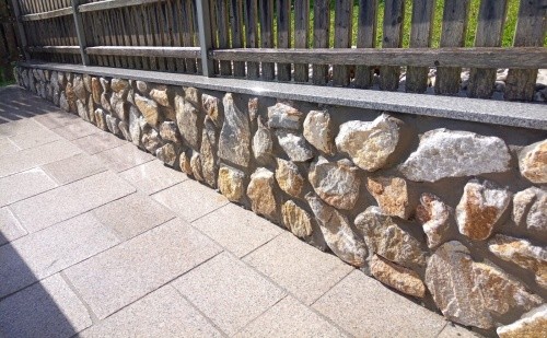 Steinterrasse mit Gartenmauer