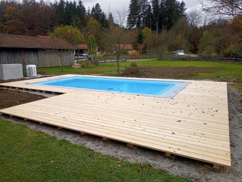 Pool mit Holzterrasse