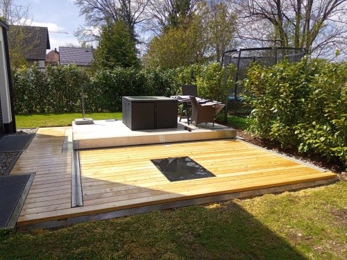 Holzterrasse mit Podest aus Metall
